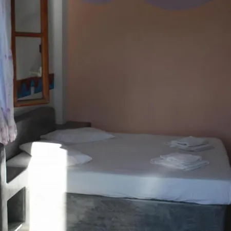 Aparthotel Halaris Perissa (Santorini)