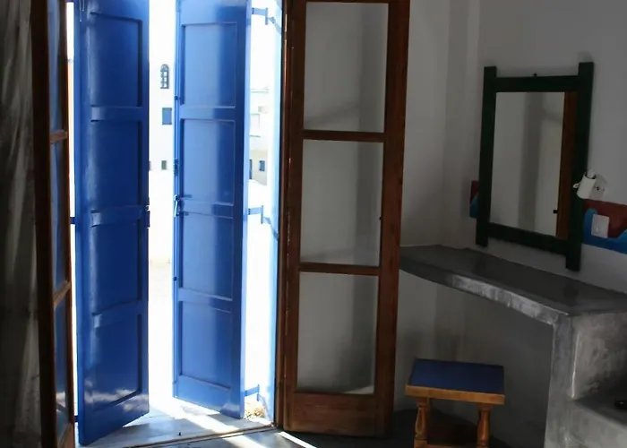 Studios Halaris Perissa (Santorini)